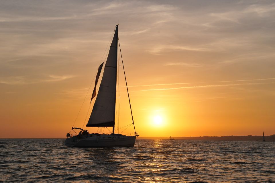 Lisbon 2H Private Tour by SAILBOAT / SAIL or POWER CATAMARAN - Who this private Lisbon cruise fits best