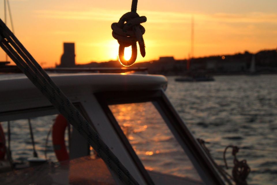 Lisbon: 2H Sunset Boat Cruise Tour with Drinks - Drink Service: How the Moscatel Welcome Sets the Tone