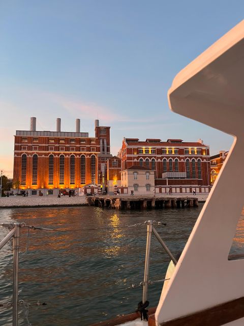 Lisbon: 2H Sunset Boat Cruise Tour with Drinks - Weather Reality: What Warm Clothes and Blankets Actually Do
