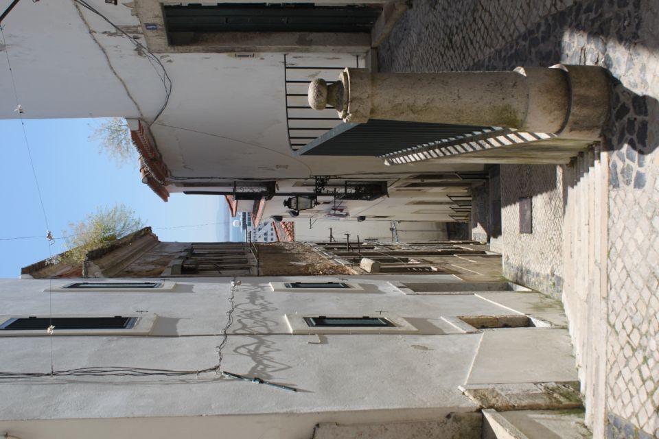 Lisbon: Alfama and São Jorge Castle Quarters Walking Tour - Lisbon Cathedral: what you’re getting from the guided entry