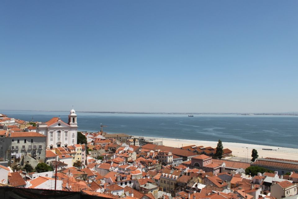 Lisbon: Alfama and São Jorge Castle Quarters Walking Tour - Portas do Sol belvedere: the view that turns effort into payoff