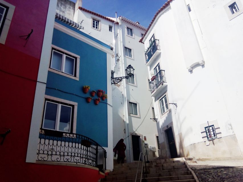 Lisbon: Alfama, Mouraria Neighborhood Walking Tour - Starting in Praça do Comércio: where Lisbon lessons begin