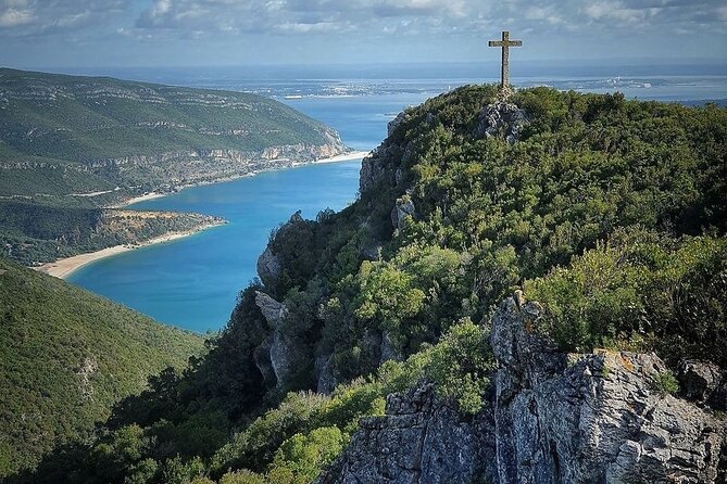 Lisbon : Arrábida and Sesimbra c/ Castelo Palmela and wine tasting - A long day that actually feels like a route, not a checklist