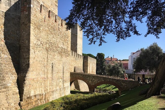 Lisbon at your own pace- Private Guided Historical Tour in Lisbon - São Jorge Castle and Panteão Nacional: City Views and National Pride