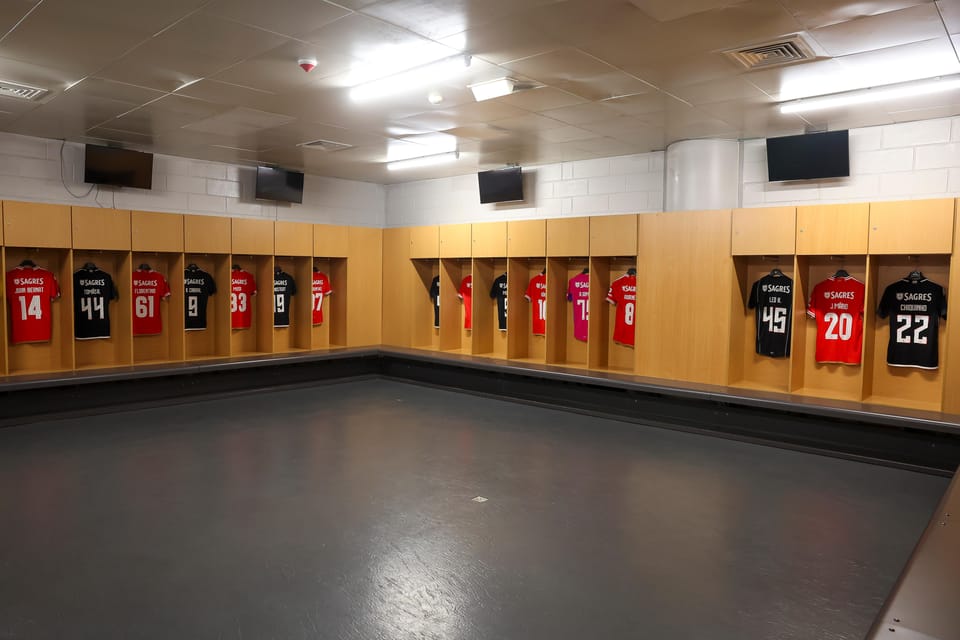 Lisbon: Benfica Stadium and Museum Tour with Meal and Scarf - Finding your way: Door 17 and the stadium start
