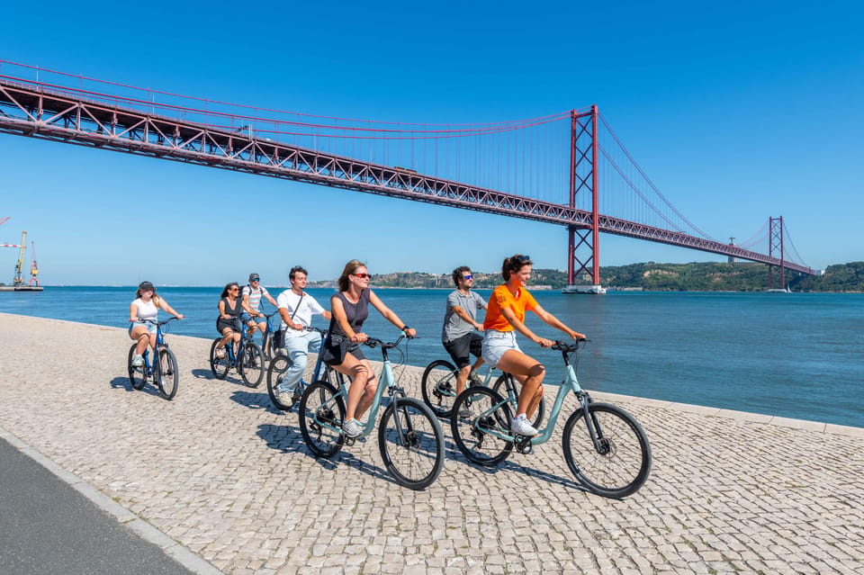 Lisbon Bike Tour: Langs de rivier van Belém naar Lissabon - Photo opportunities: Pink Street and Time Out Market from the saddle