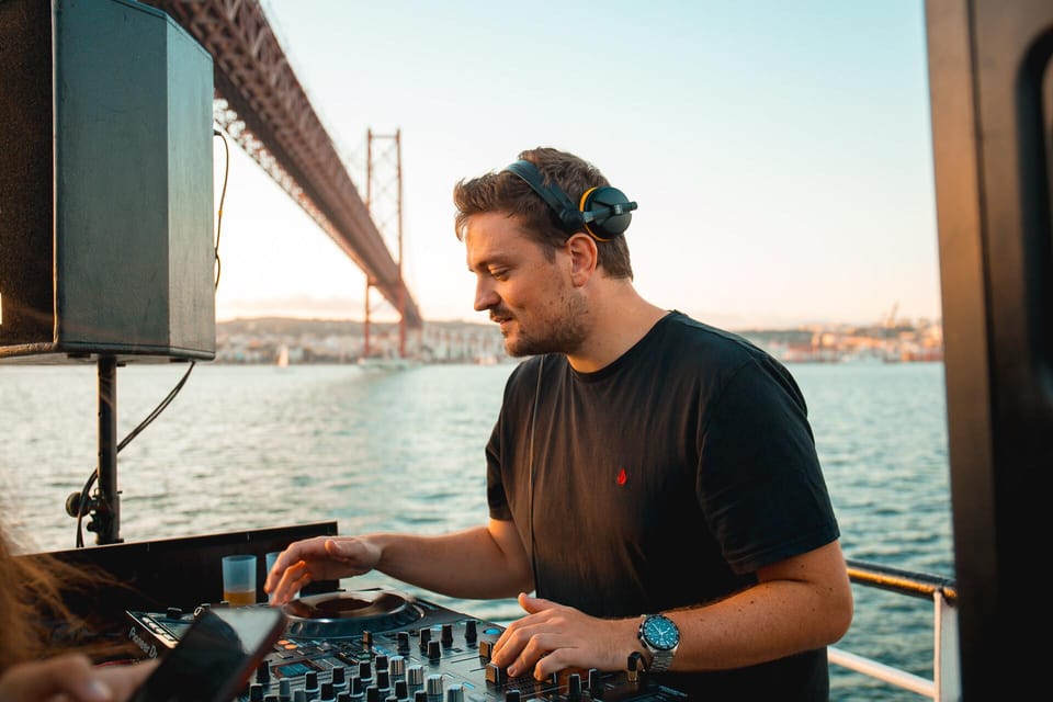 Lisbon Boat Party - Live DJ & Afterparty with VIP Club entry - Principe Perfeito: meeting the boat and setting the mood