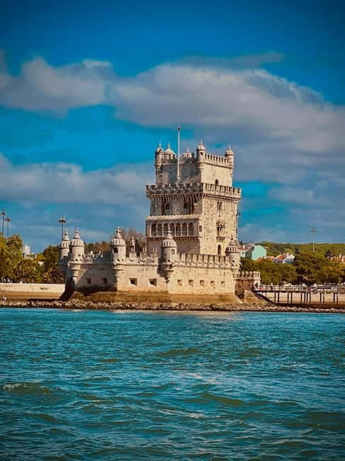 Lisbon: Boat Tour 2:30H w/ Welcome Drink and Snacks - Why the Tagus River perspective makes Lisbon click