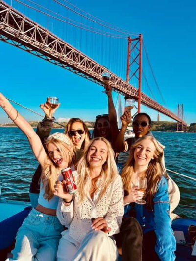 Lisbon: Boat Tour 2:30H w/ Welcome Drink and Snacks - Meeting at Av. Brasília 5 near the 25 de Abril Bridge