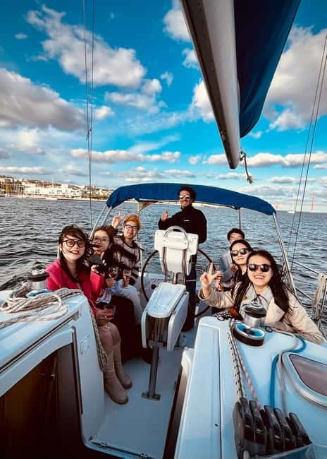 Lisbon: Boat Tour 2:30H w/ Welcome Drink and Snacks - The easy start: passing the 25 de Abril Bridge area and onward