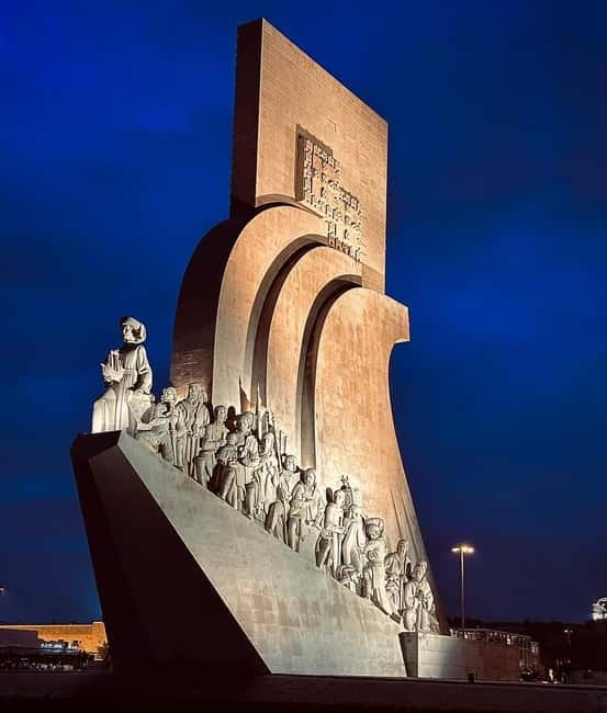 Lisbon: Boat Tour 2:30H w/ Welcome Drink and Snacks - The classic monuments: Monument to the Discoveries and Belem Tower