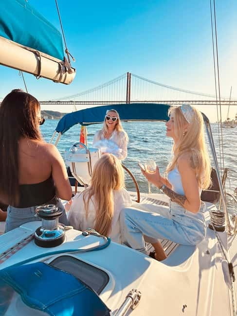 Lisbon: Boat Tour 2:30H w/ Welcome Drink and Snacks - Christ the King to Almada: crossing the river views