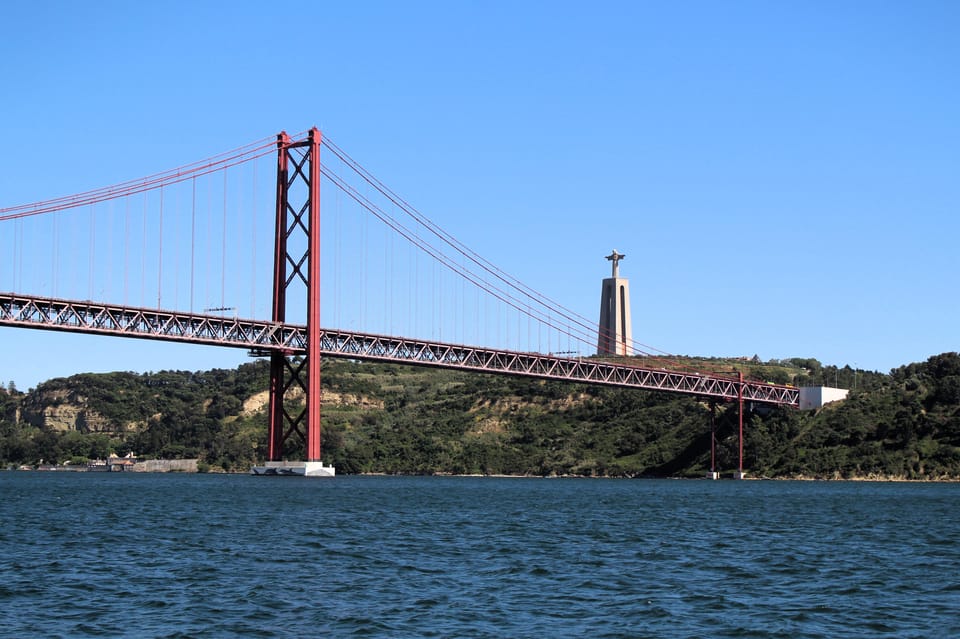 Lisbon: Boat Tour 2:30H w/ Welcome Drink and Snacks - Commerce Square, Castle Quarter, and Alfama from a moving deck