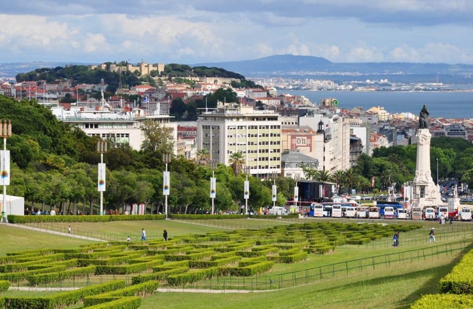 Lisbon City Tour: All Must-See Attractions with Expert Guide - Padrão dos Descobrimentos: a photo stop with a clear theme