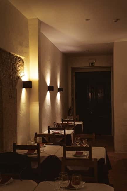 Lisbon: Dinner with Fado Show with the Rising Stars of Fado - Canto do Poeta in Estrela: a small room where Fado lands