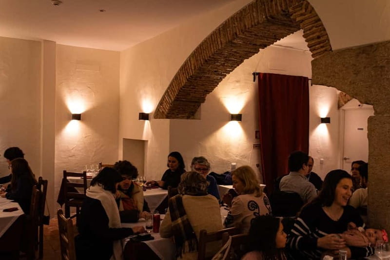 Lisbon: Dinner with Fado Show with the Rising Stars of Fado - The Fado performances: rising voices, guitar-and-viola mood