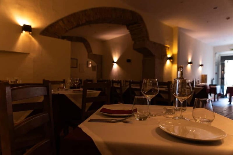Lisbon: Dinner with Fado Show with the Rising Stars of Fado - Comfort notes: when the room is crowded or warm