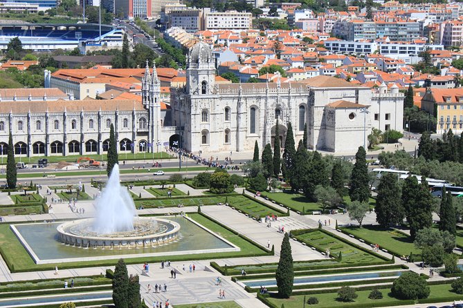 Lisbon Downtown & Alfama with a guide Walking tour - Feira da Ladra, then into the Cathedral and Saint Anthony traditions