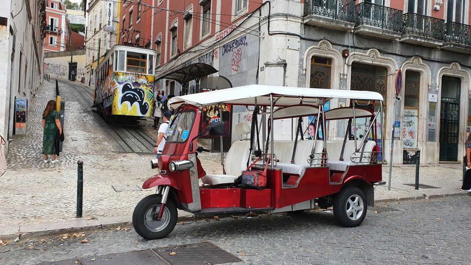 Lisbon: Electric Tuk Tuk Private Tour of the Seven Hills - Largo do Carmo and Miradouro de São Pedro de Alcântara: the photo-stop strategy