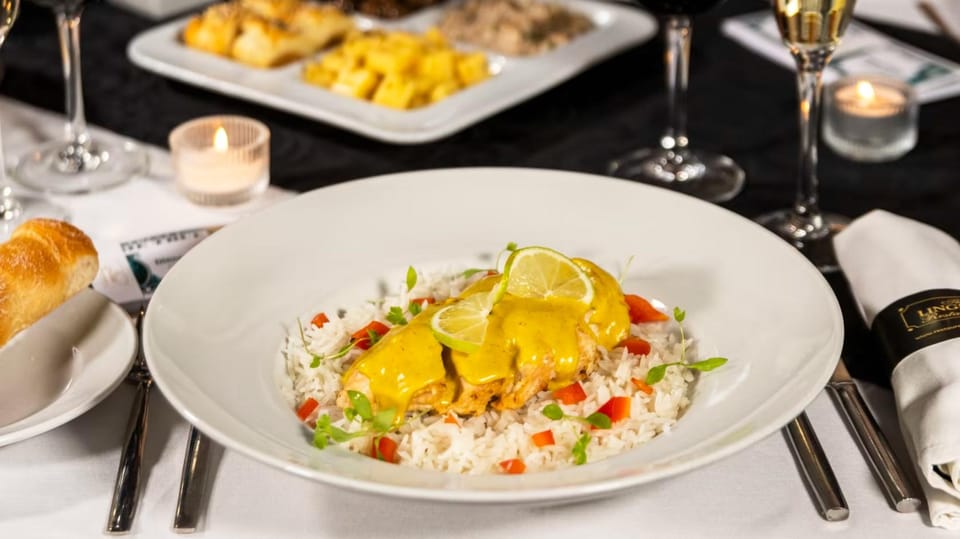 Lisbon: Erotic Cabaret Show and Dinner - Languages and Service: What It Means for Your Night