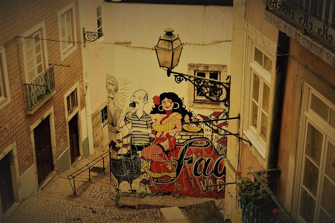 Lisbon Fado Experience: Walking Tour, Dinner and Live Music Show - Arriving in Alfama: The Moment the Music House Takes Over