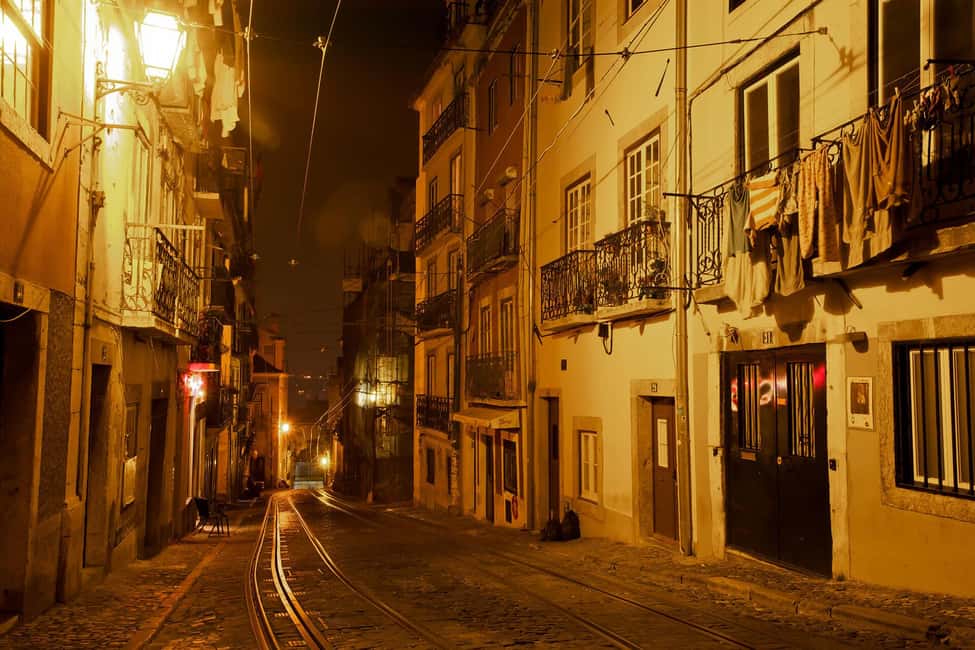 Lisbon: Fado Show with Dinner and City Tour - Dinner at a Local Portuguese Restaurant (And You Eat While the Night Unfolds)