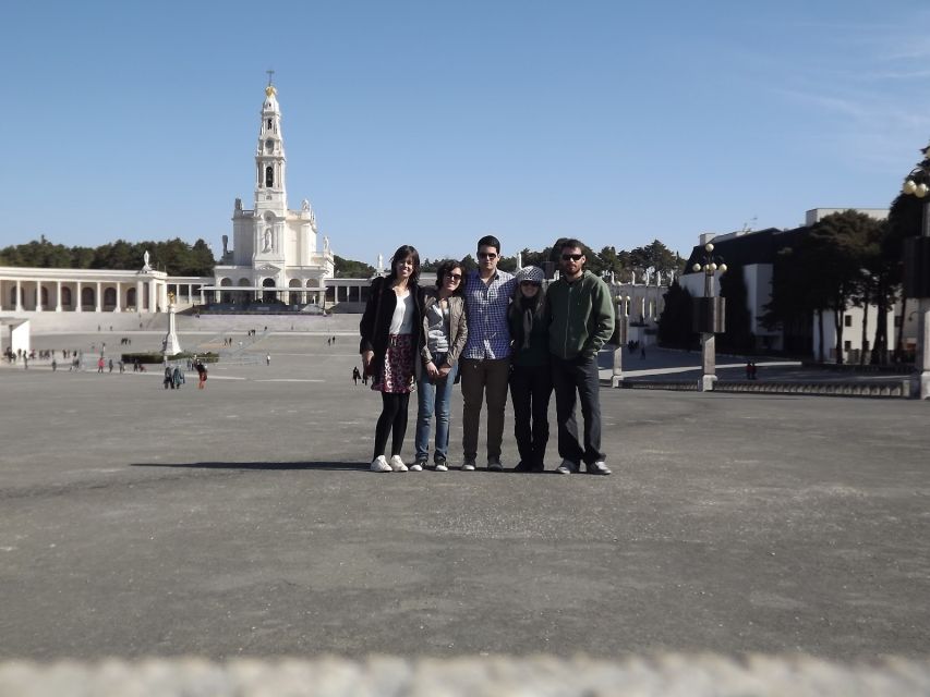 Lisbon: Fatima, Batalha, Nazare and Obidos Tour Hotel Pickup - Óbidos: Medieval Streets, Castle Walls, and the Ginjinha Ritual