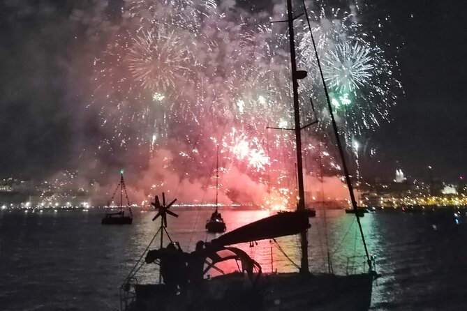 Lisbon: Fireworks, Music and Open Bar in New Year's Eve Cruise - Stop focus: Praça do Comércio fireworks from the water
