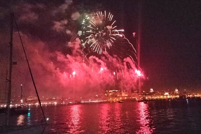 Lisbon: Fireworks, Music and Open Bar in New Year's Eve Cruise - The midnight moment: sparkling wine, raisins, and the open-bar rhythm