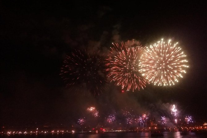 Lisbon: Fireworks, Music and Open Bar in New Year's Eve Cruise - The route highlights: Terreiro do Paço, the bridge, and the castle in view
