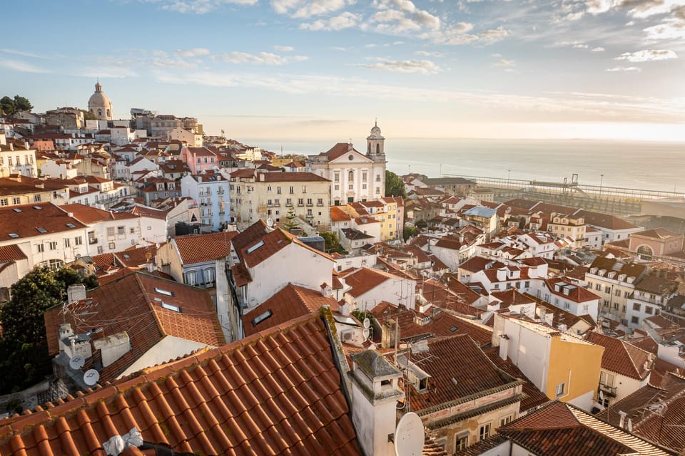 Lisbon: Flexible Walking Tour of Alfama - Santo Estevão belvedere and the feeling of getting lost on purpose