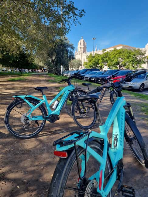 Lisbon: From the center to Belém by E-Bike - Praça do Comércio and Cais do Sodré: getting your bearings fast