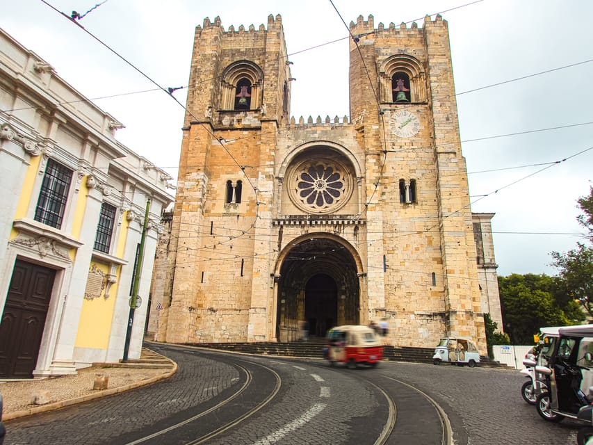 LISBON GRAND EXPERIENCE Tuktuk Tour in German - Cascais Marina: A Westward Detour If You Want the Seaside Mood
