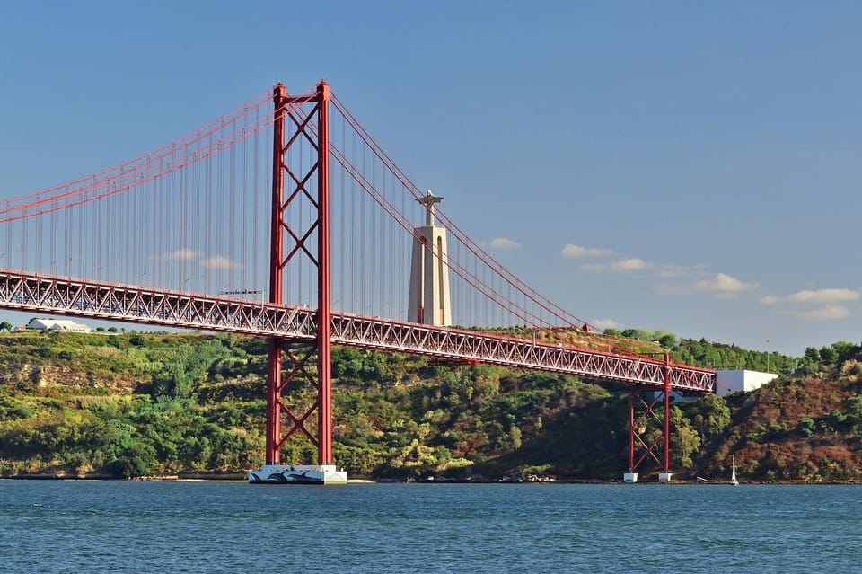 Lisbon: Guided Eco Tuk Tuk sightseeing tour - Stop-by-stop: what you’ll likely notice (and what to watch for)