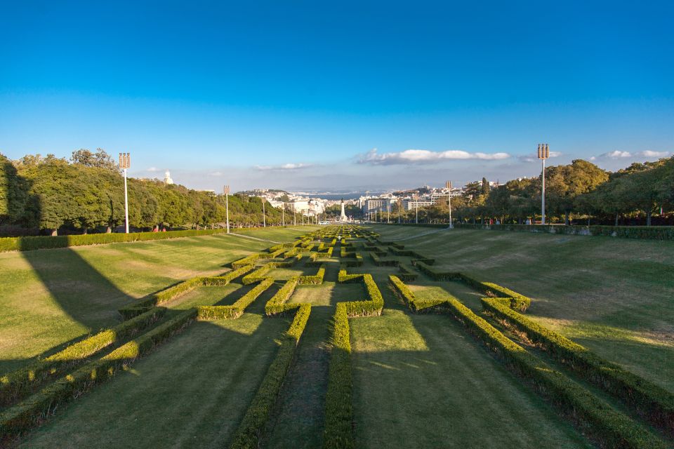 Lisbon Highlights 4H - From your hotel to Miradouro da Senhora do Monte: getting your bearings fast