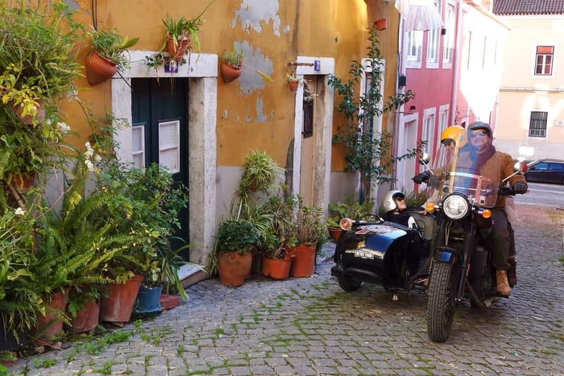 Lisbon : Historic Motorcycle Side-car Tour 1H - Alfama streets and Sé de Lisboa: narrow lanes with major payoff