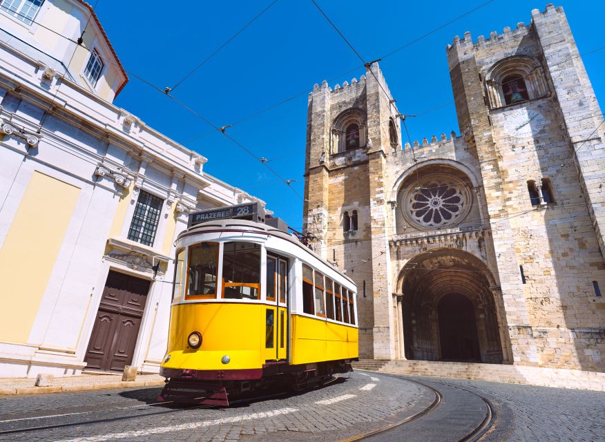 Lisbon: Historical Tour on a Tukxi - Graça historic district: hilltop viewpoints and big sights