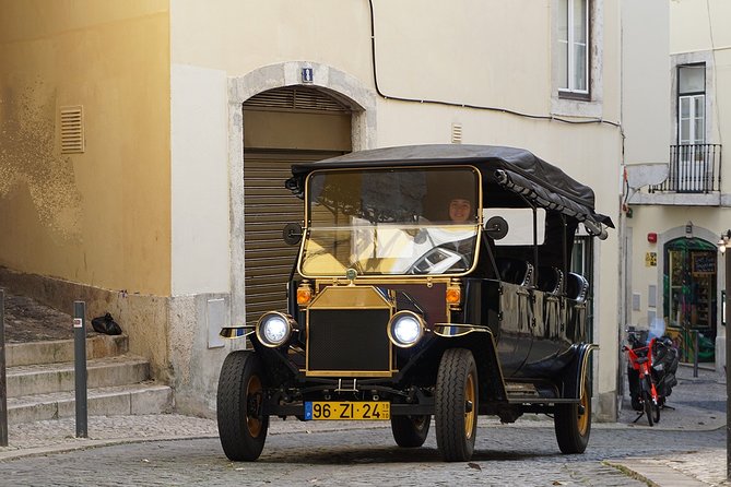 Lisbon Historical Vintage Tour: Typical Lisbon - Castelo de S. Jorge and Rossio Square: the start that sets your direction