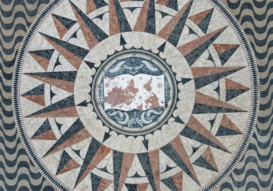 Lisbon: Historical Walking Tour with Jeronimos Monastery - Stop 1: From Praça do Império to Jerónimos Monastery