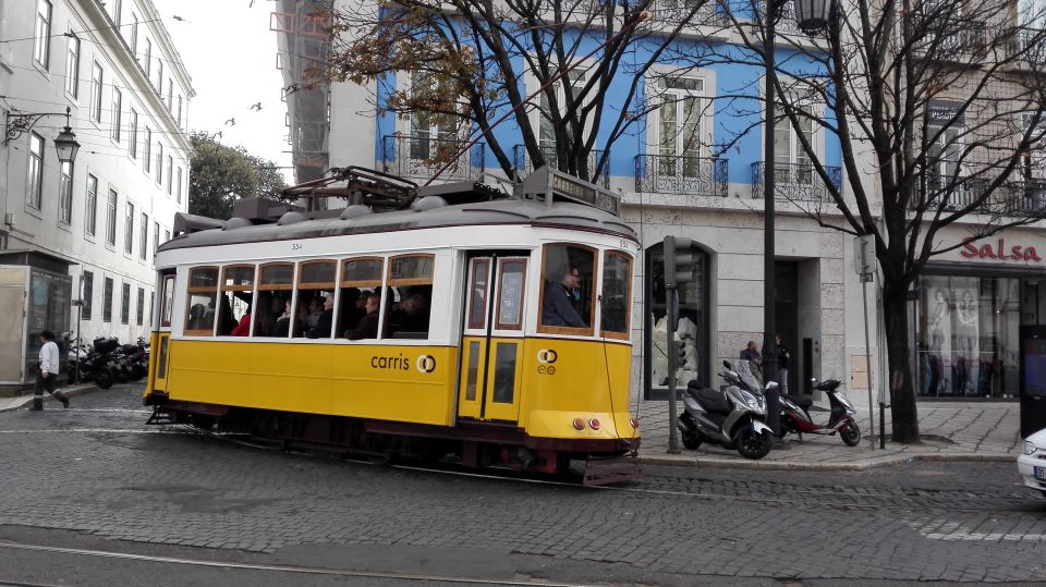 Lisbon: Layover Tour with Airport Pickup and Drop-Off - Getting picked up at the airport without turning it into a mission