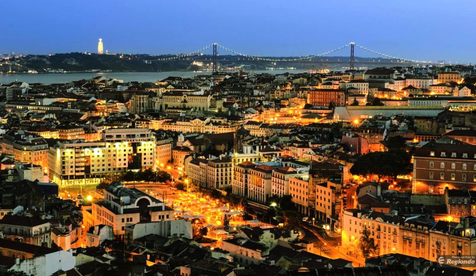 Lisbon: Luxury Fado Tour with Dinner included - Fado show time: the emotional soundtrack of Portugal