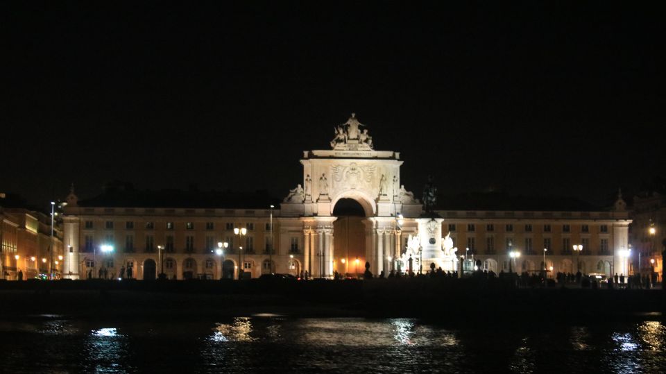 Lisbon: Luxury Sailboat Cruise at Night - Quick tips for better night photos on a moving boat