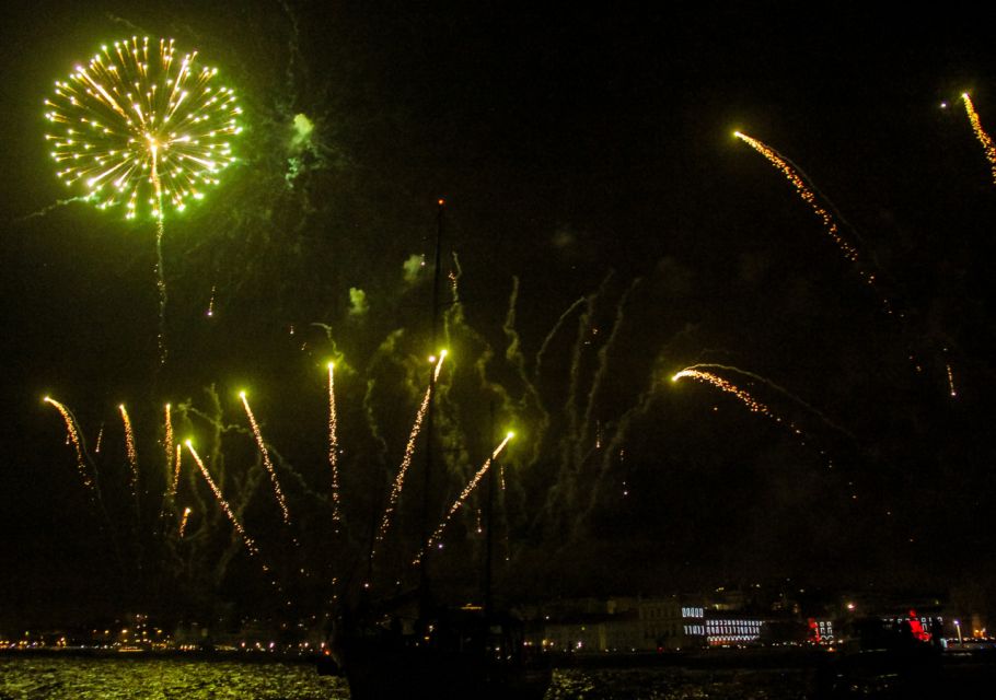 Lisbon: New Year's Eve with Live Dj Fireworks and Open Bar - DJ dance vibe: how the music shapes the experience