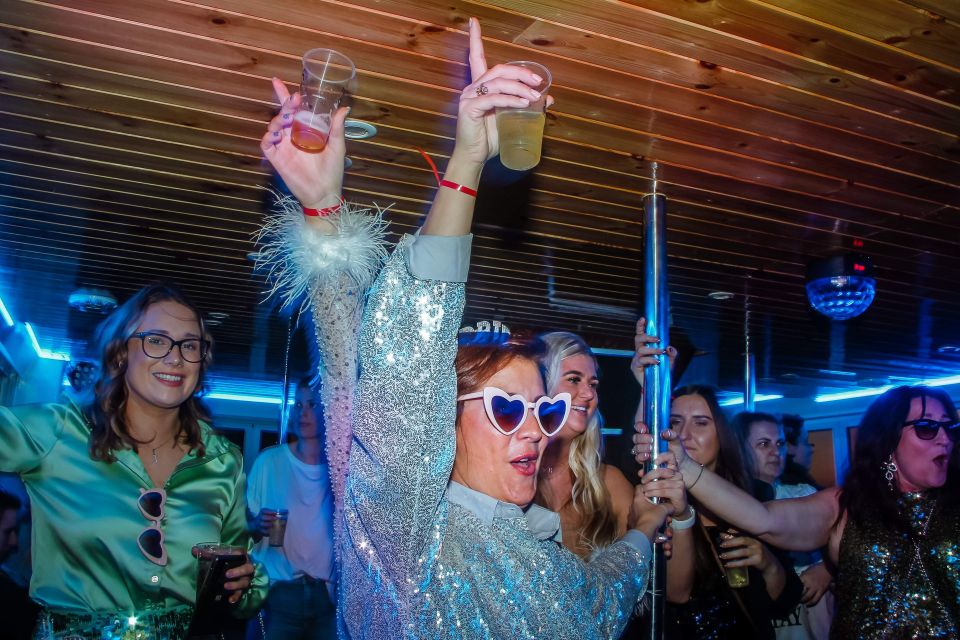 Lisbon: New Year's Eve with Live Dj Fireworks and Open Bar - Who this Lisbon NYE boat party suits best