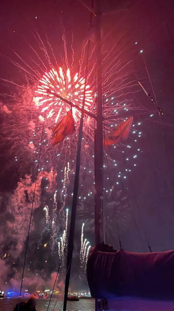 Lisbon: New Year's party on sailboat tour 2026 to 2027 - Meeting at Alcântara Dock Gate 2 and Settling In