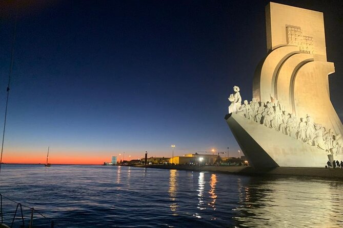 Lisbon Night Sailing Tour with a Drink- 2h Small Group Tour - Commerce Square and St. George Castle: two iconic night silhouettes