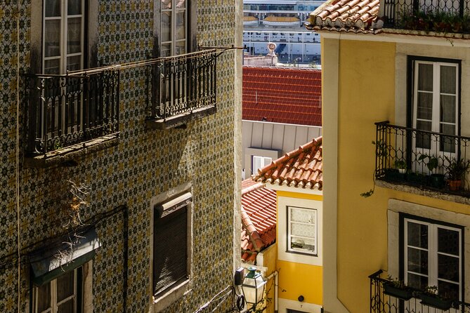 Lisbon Old town Tour - Largo do Chafariz de Dentro: Where the Maze Starts to Make Sense