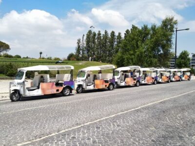 Lisbon: Panoramic Historical Sightseeing Tour by Tuk Tuk - Meeting at Hard Rock Cafe and getting picked up smoothly