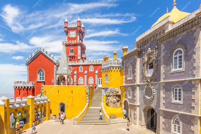 Lisbon: Pena Palace-Cabo da Roca & Cascais Private Tour - Lunch in Azenhas do Mar: where the meal is part of the scenery