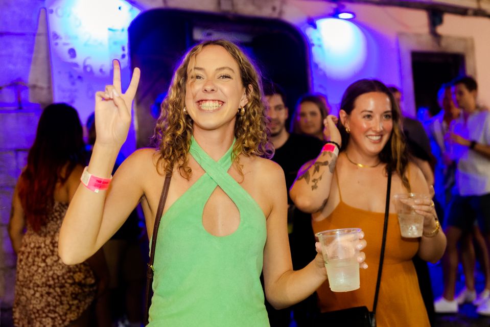 Lisbon Premium Pubcrawl: 1h Open Bar, Shots, VIP Club Entry - Meeting People the Right Way: This Crawl’s Real Superpower